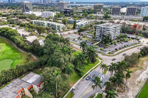 Commercial property in West Palm Beach, Florida № 2182984 - photo 2