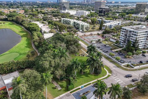 Commercial property in West Palm Beach, Florida № 2182984 - photo 4