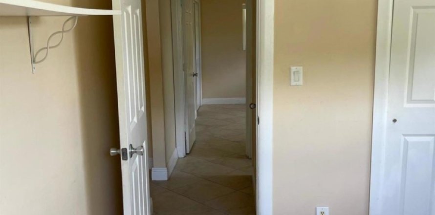 Propiedad comercial en Boca Raton, Florida 2 dormitorios, 83.61 m2 № 1103354