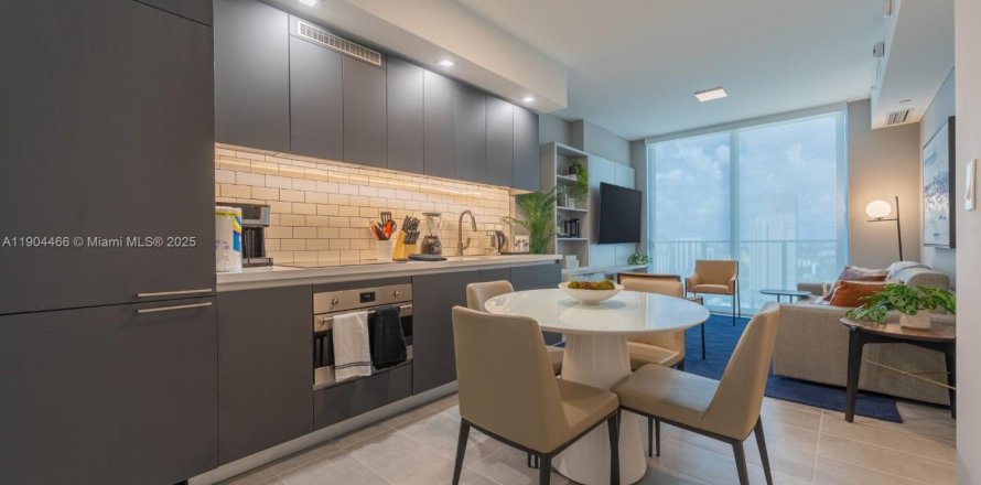 Condominio en Miami, Florida, 1 dormitorio  № 2013616