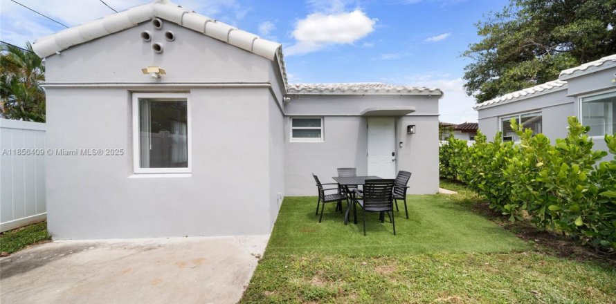 House in Hollywood, Florida 2 bedrooms, 83.61 sq.m. № 1878511