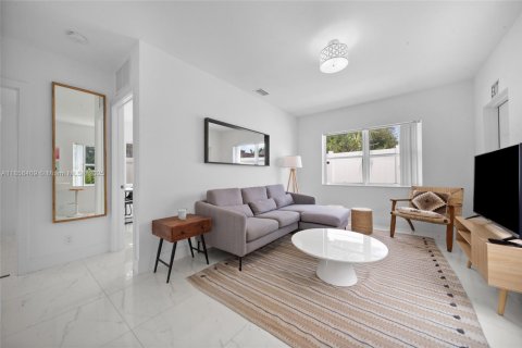 House in Hollywood, Florida 2 bedrooms, 83.61 sq.m. № 1878511 - photo 20