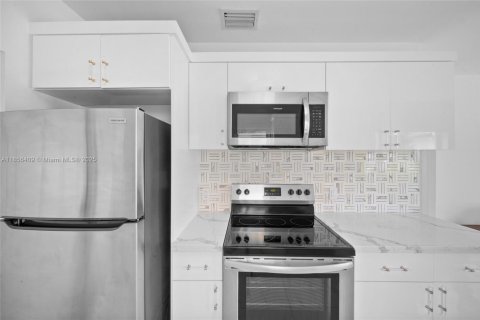 House in Hollywood, Florida 2 bedrooms, 83.61 sq.m. № 1878511 - photo 11