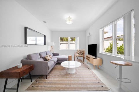 House in Hollywood, Florida 2 bedrooms, 83.61 sq.m. № 1878511 - photo 12