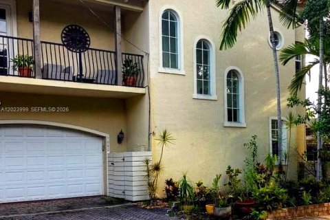 House in Fort Lauderdale, Florida 3 bedrooms, 254.46 sq.m. № 2266138