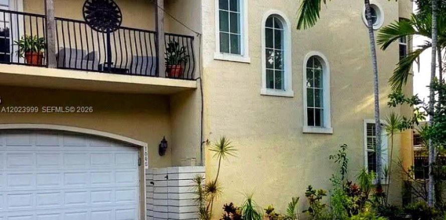House in Fort Lauderdale, Florida 3 bedrooms, 254.46 sq.m. № 2266138