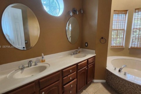 House in Fort Lauderdale, Florida 3 bedrooms, 254.46 sq.m. № 2266138 - photo 17