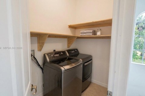 House in Fort Lauderdale, Florida 3 bedrooms, 254.46 sq.m. № 2266138 - photo 9