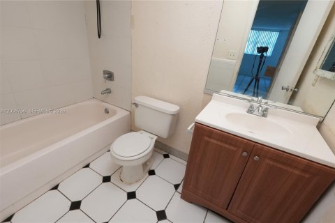 Condo in West Palm Beach, Florida, 2 bedrooms  № 2192378 - photo 8