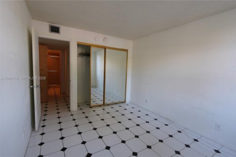 Condo in West Palm Beach, Florida, 2 bedrooms  № 2192378 - photo 11