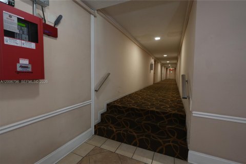 Condo in West Palm Beach, Florida, 2 bedrooms  № 2192378 - photo 23
