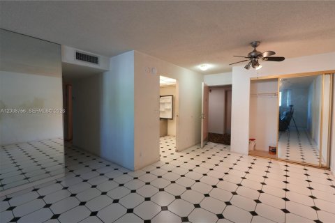 Condo in West Palm Beach, Florida, 2 bedrooms  № 2192378 - photo 17