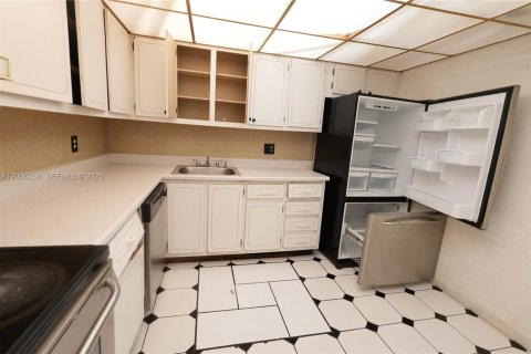 Condo in West Palm Beach, Florida, 2 bedrooms  № 2192378 - photo 16
