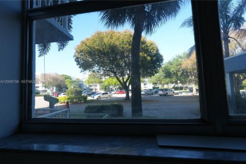 Condo in West Palm Beach, Florida, 2 bedrooms  № 2192378 - photo 9