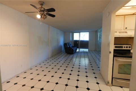 Condo in West Palm Beach, Florida, 2 bedrooms  № 2192378 - photo 18