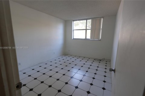 Condo in West Palm Beach, Florida, 2 bedrooms  № 2192378 - photo 12