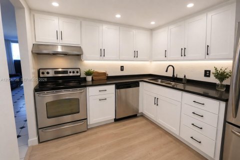 Condo in West Palm Beach, Florida, 2 bedrooms  № 2192378 - photo 14
