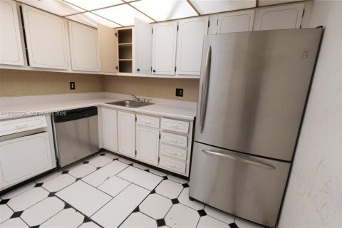 Condo in West Palm Beach, Florida, 2 bedrooms  № 2192378 - photo 15