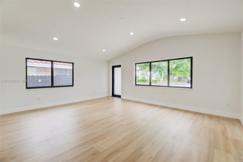 Villa ou maison à vendre à Miami, Floride: 3 chambres, 130.9 m2 № 2411996 - photo 3