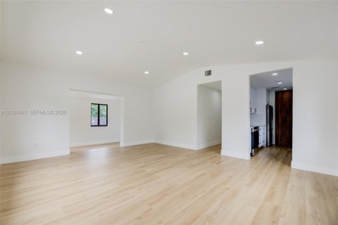 Villa ou maison à vendre à Miami, Floride: 3 chambres, 130.9 m2 № 2411996 - photo 2