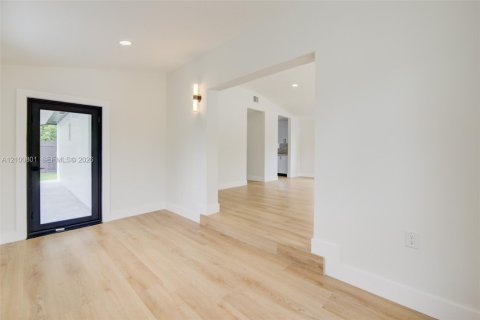 Villa ou maison à vendre à Miami, Floride: 3 chambres, 130.9 m2 № 2411996 - photo 5