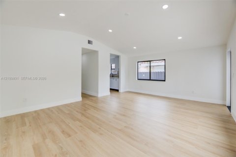 Villa ou maison à vendre à Miami, Floride: 3 chambres, 130.9 m2 № 2411996 - photo 4
