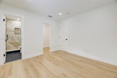 Villa ou maison à vendre à Miami, Floride: 3 chambres, 130.9 m2 № 2411996 - photo 11