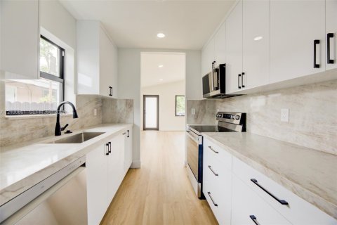 Villa ou maison à vendre à Miami, Floride: 3 chambres, 130.9 m2 № 2411996 - photo 7
