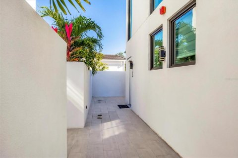 Condo in Sarasota, Florida, 2 bedrooms  № 2148373 - photo 2