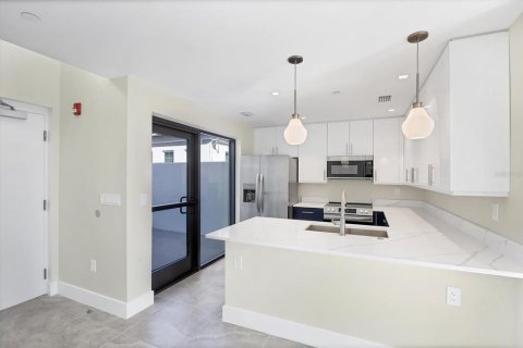 Condo in Sarasota, Florida, 2 bedrooms  № 2148373 - photo 3