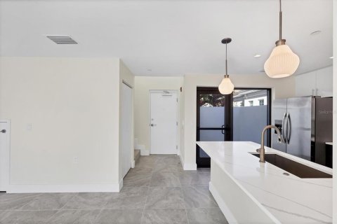 Condo in Sarasota, Florida, 2 bedrooms  № 2148373 - photo 7