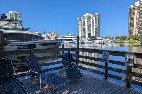 Condo in Aventura, Florida, 1 bedroom  № 1746063 - photo 1
