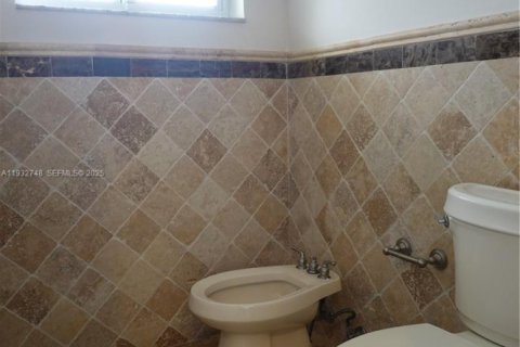 Снять в аренду виллу или дом в Пайнкрест, Флорида 5 спален, 277.22м2, № 1992289 - фото 9