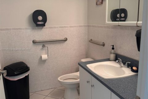 Propiedad comercial en venta en Miami, Florida № 1863965 - foto 26
