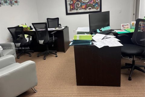 Propiedad comercial en venta en Miami, Florida № 1863965 - foto 24