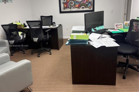 Propiedad comercial en venta en Miami, Florida № 1863965 - foto 10