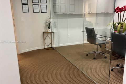 Propiedad comercial en venta en Miami, Florida № 1863965 - foto 6