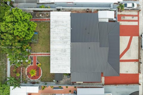House in Hialeah, Florida 6 bedrooms, 232.72 sq.m. № 1938261 - photo 11