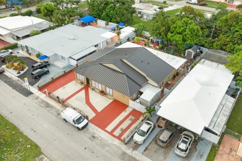 House in Hialeah, Florida 6 bedrooms, 232.72 sq.m. № 1938261 - photo 9