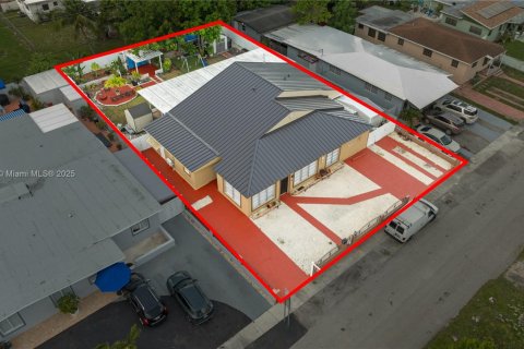 House in Hialeah, Florida 6 bedrooms, 232.72 sq.m. № 1938261 - photo 7