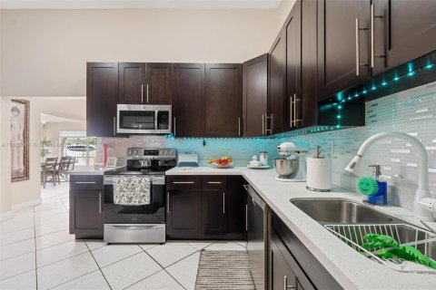 House in Hialeah, Florida 6 bedrooms, 232.72 sq.m. № 1938261 - photo 24