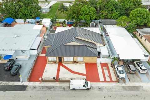 House in Hialeah, Florida 6 bedrooms, 232.72 sq.m. № 1938261 - photo 10