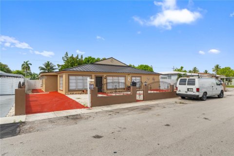 House in Hialeah, Florida 6 bedrooms, 232.72 sq.m. № 1938261 - photo 2