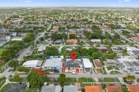 House in Hialeah, Florida 6 bedrooms, 232.72 sq.m. № 1938261 - photo 13