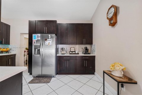 House in Hialeah, Florida 6 bedrooms, 232.72 sq.m. № 1938261 - photo 21