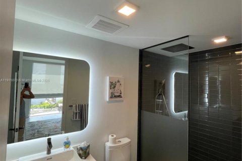 Condo in Miami, Florida, 2 bedrooms  № 2081758 - photo 12