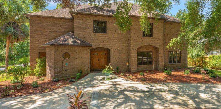 Casa en Brandon, Florida 4 dormitorios, 447.7 m2 № 1903852
