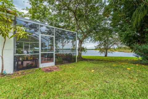 House in Pembroke Pines, Florida 3 bedrooms, 169.45 sq.m. № 1967937 - photo 26