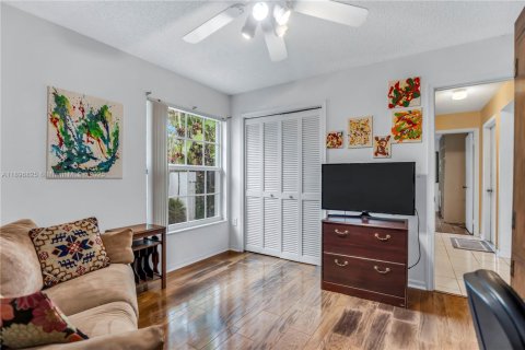 House in Pembroke Pines, Florida 3 bedrooms, 169.45 sq.m. № 1967937 - photo 15