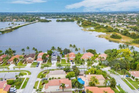 House in Pembroke Pines, Florida 3 bedrooms, 169.45 sq.m. № 1967937 - photo 23